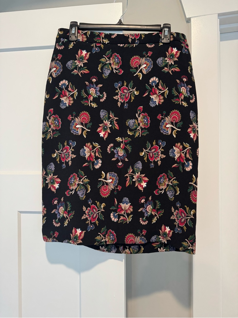 Ann Taylor Black Pencil Skirt with Multicolor Floral Print Size 10